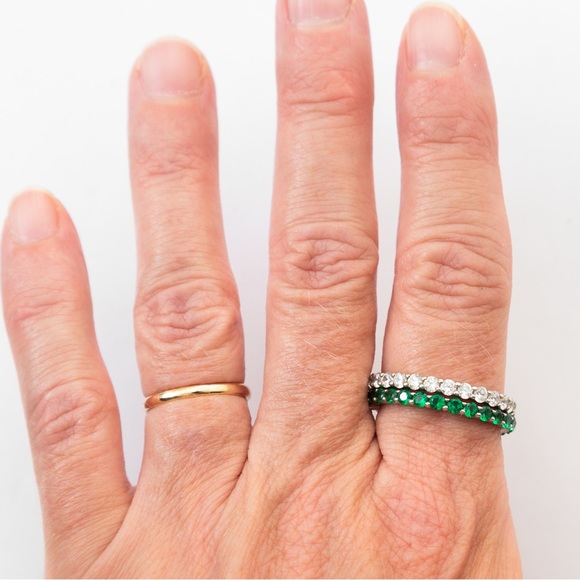 Set of 2 eternity bands minimalist 1 clear stones & 1 emerald green stones 10 - Picture 9 of 14